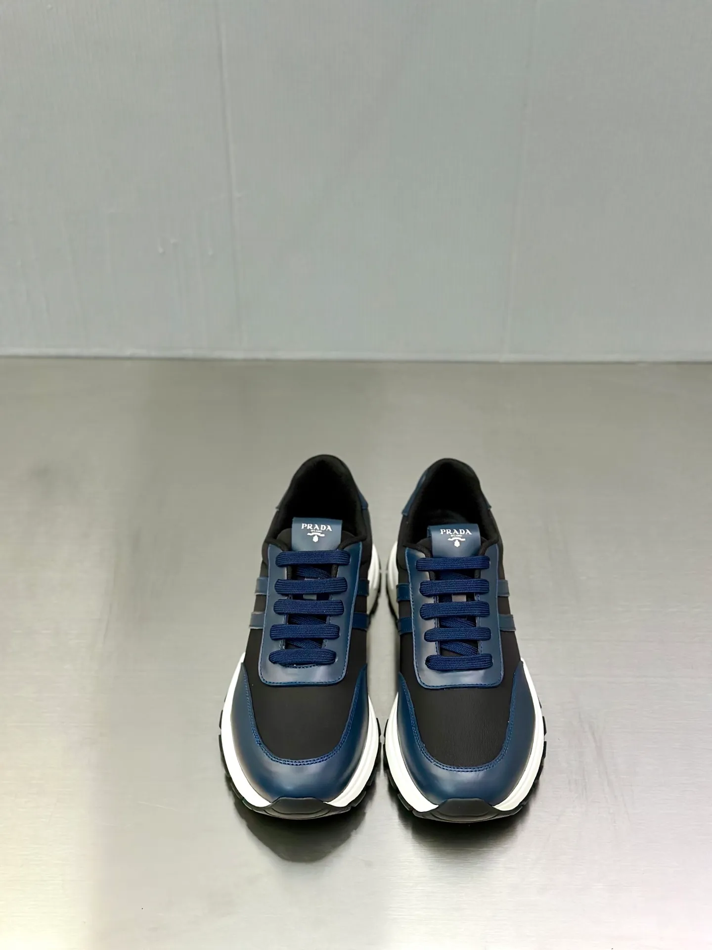 💰740 Prada/Prada men's new mesh stitching sneakers. This sneaker presents a modern version, reinterpreting the brand's archive style with clean lines and smooth details. The shoes are made of calf leather and technical fabric, with a triangular metal logo on the outside, bright TPU decoration on the heel, and a longer and padded inner heel design for a more comfortable fit. The tongue is decorated with a silk-screen logo, and is paired with a hollow rubber sole on the heel. The full cowhide lining comes standard with logo cowhide foot pads, making the upper foot taller, more comfortable, and versatile! Comes with full original packaging! Size: 39-40-41-42-43-44 standard leather shoe size (45 can be customized and does not support returns)